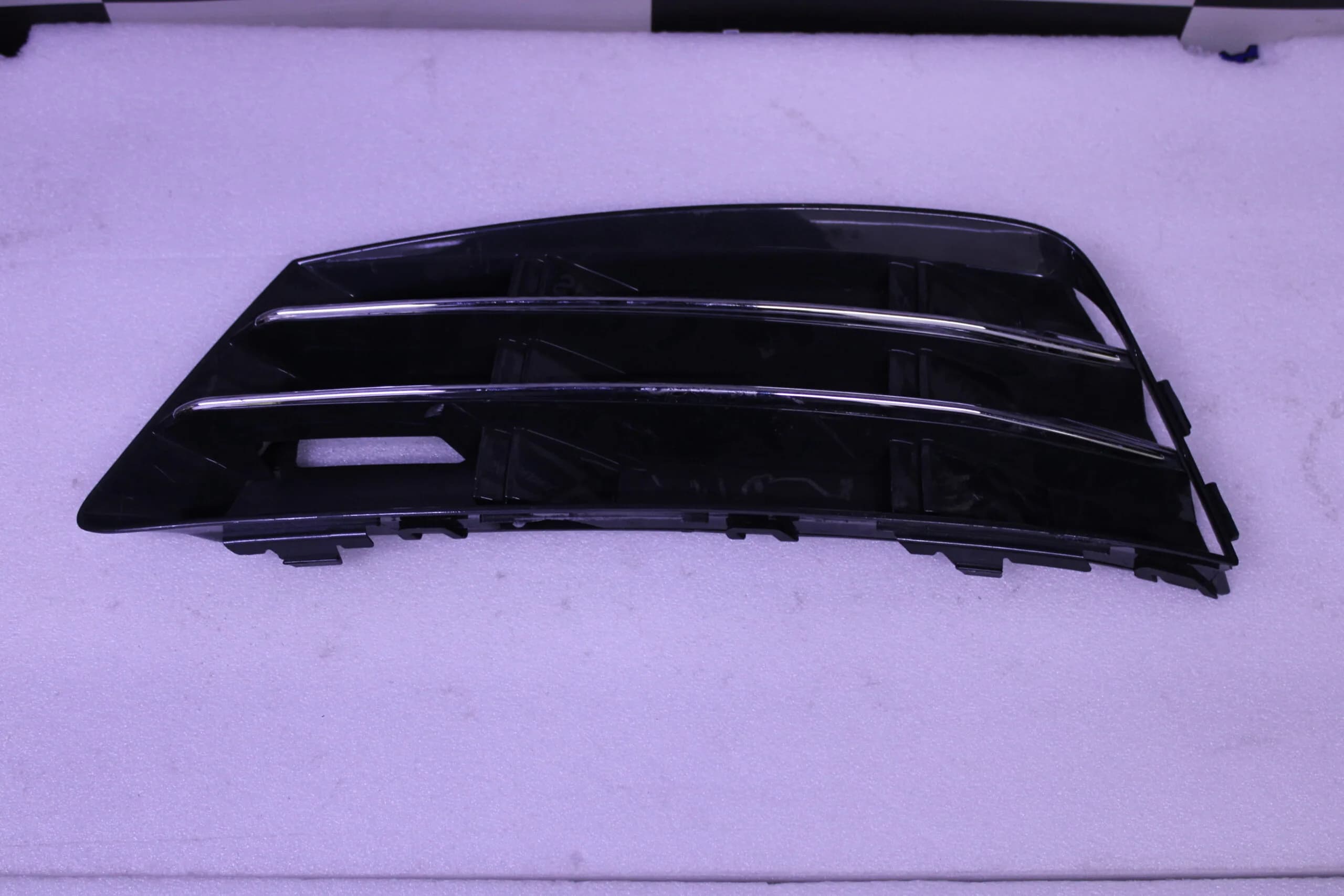 AUDI A4 GRILLE 8W0807681