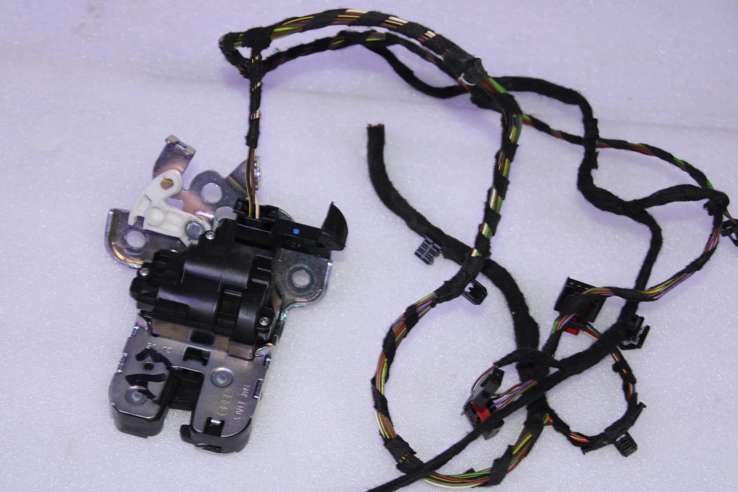 AUDI LID LOCK 4H0827505A