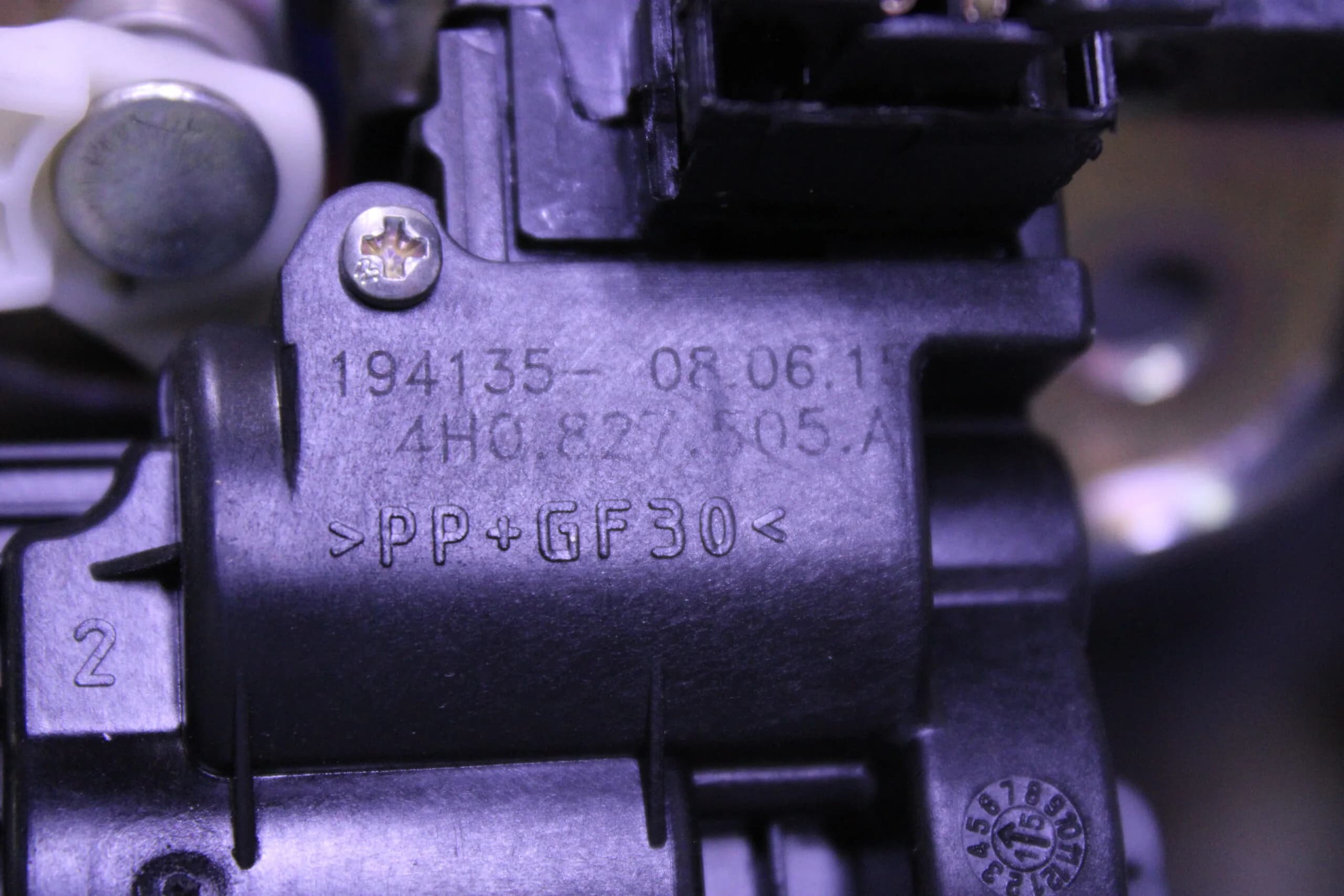 AUDI LID LOCK 4H0827505A
