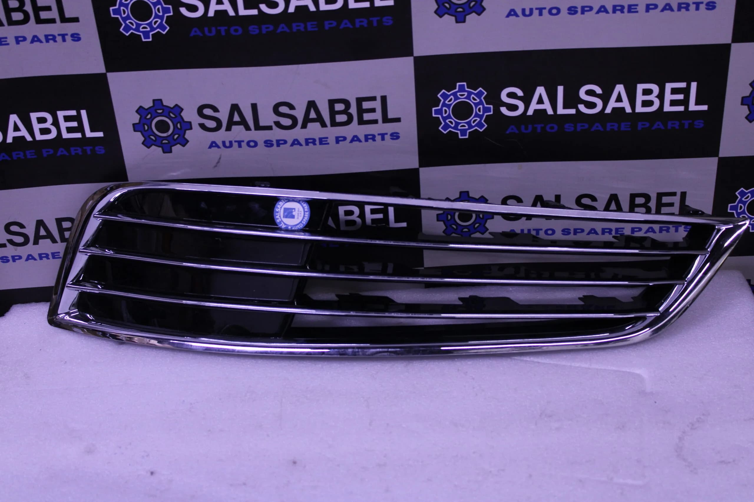 AUDI A8 GRILLE 4H0807679E